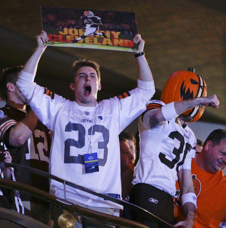 Manziel slips in draft but still a Twitter sensation